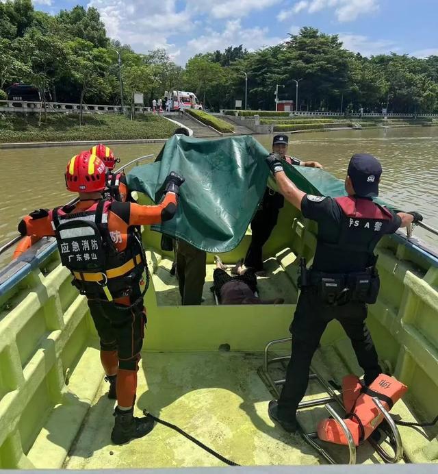 险！六旬老人摔入河道，关键时刻……