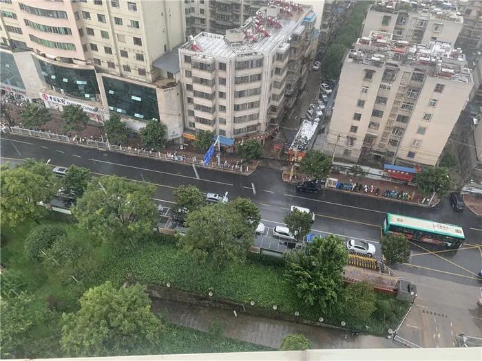 昆明防汛Ⅳ级响应，雨水盛宴来袭！空气质量爆表，直呼：自然的奢侈享受