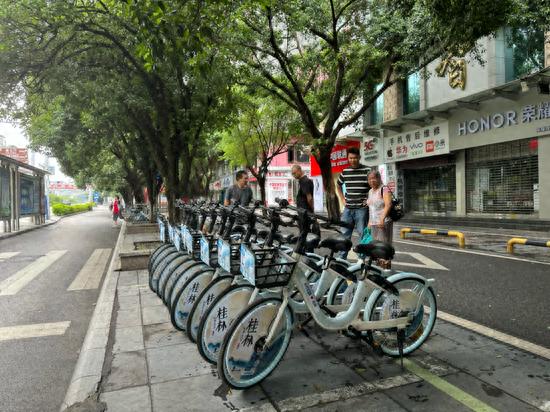 桂林山水主题共享单车亮相桂林街头 成城市新名片