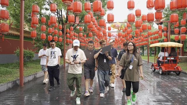 一分钟“重生复仇”，短剧剧组是如何炮制“爽感”的？