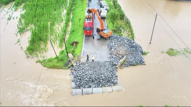 记者直击｜蛟河市抓紧抢修道路保畅通