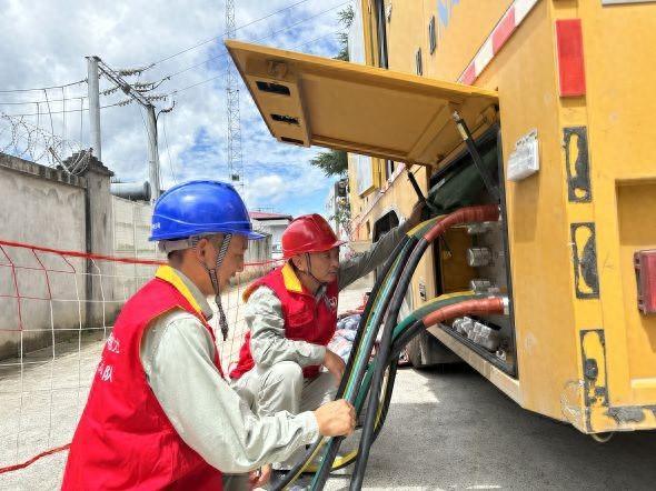 长阳两台中压发电车并机 民生用电“零停电感知”