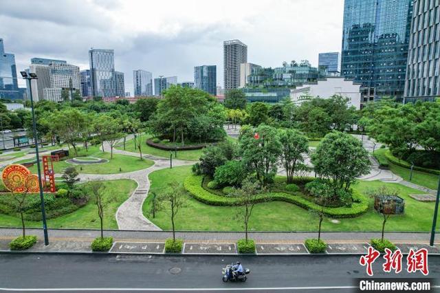 广西南宁打造多个“口袋公园” 为城市“见缝插绿”