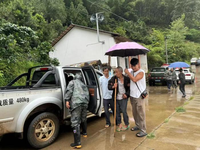 凌晨，云南一村庄村民紧急撤离！4分钟后，房屋遭冲毁车辆被淹没...