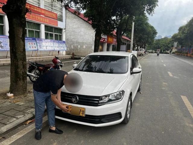 驾培场地惊现套牌教练车，交警一查到底！揪出背后同伙