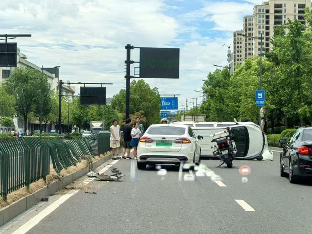 事发突然！杭州闹市区，男子一个手势，八九个人立马围了上来……