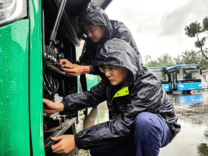 北京公交保修暴雨期间值守，设置36处抢修救援点位