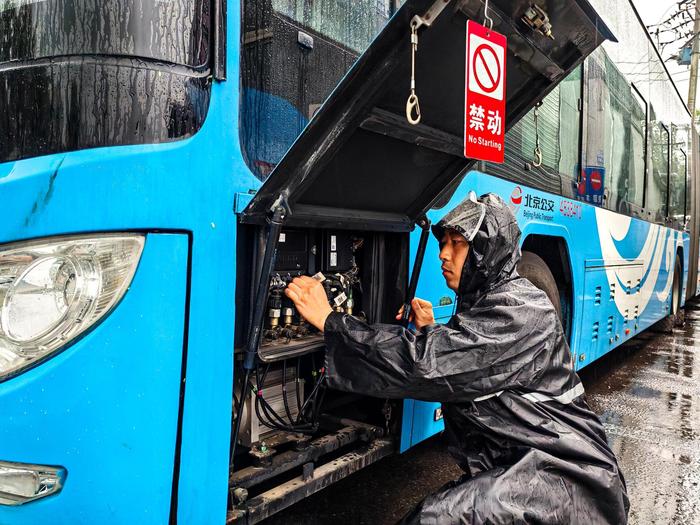 北京公交保修暴雨期间值守，设置36处抢修救援点位