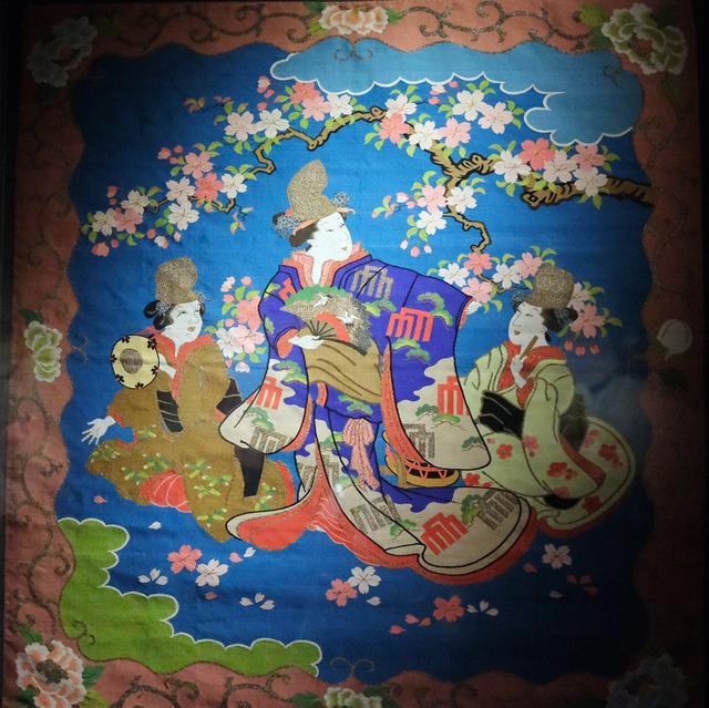 樱花树下的女子袱纱,明治或大正时期,可能被用作墙壁的挂饰。 赵海燕 摄
