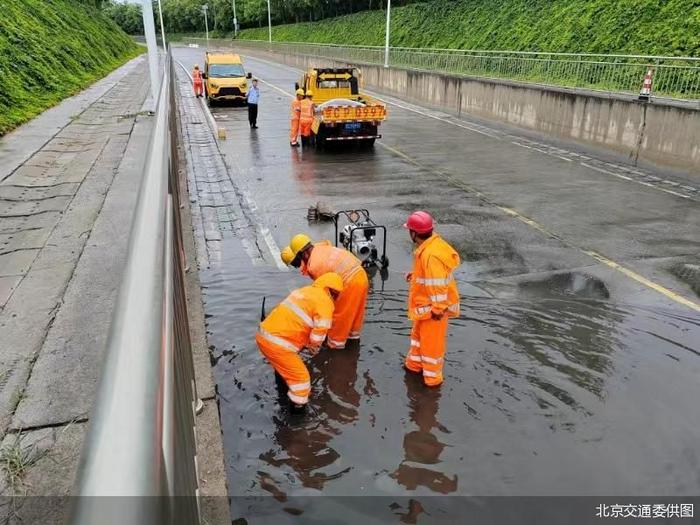 暴雨来袭 北京交通部门多举措保障乘客出行