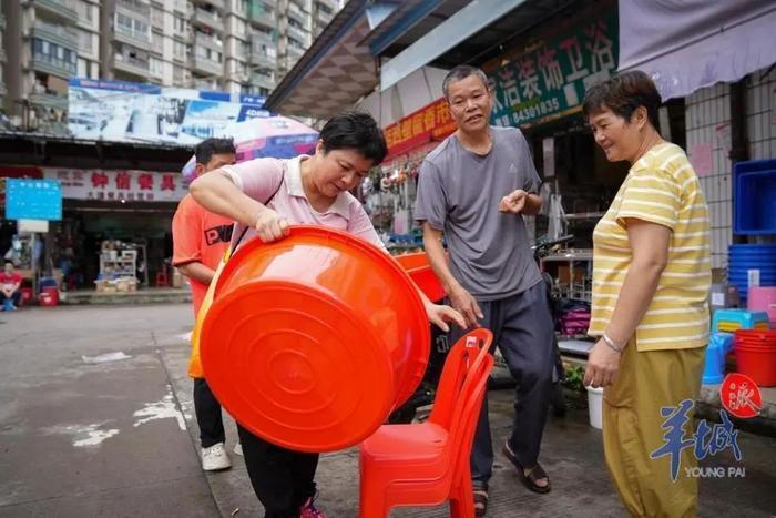 广州南泰批发市场首批商户撤场启动