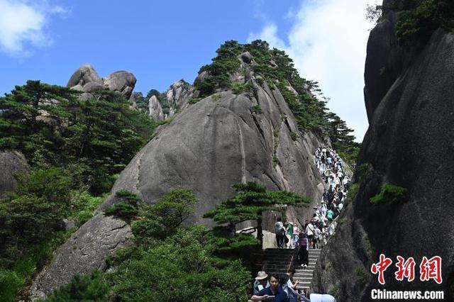 黄山风景区迎来暑期旅游高峰