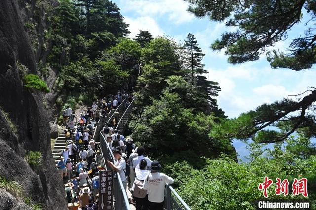 黄山风景区迎来暑期旅游高峰