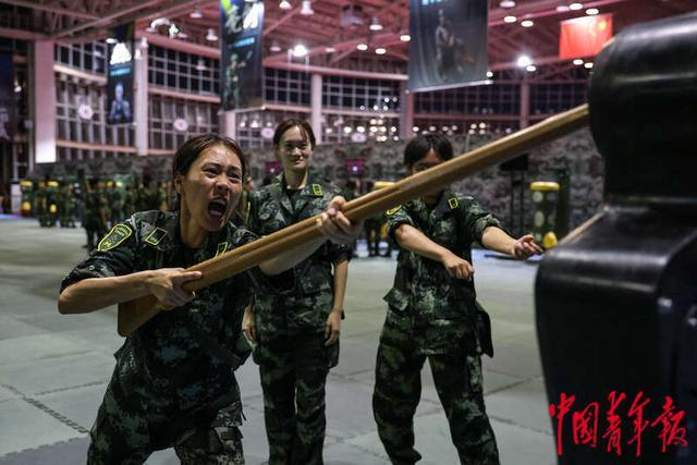 在武警工程大学 学生体验与武警的“零距离”