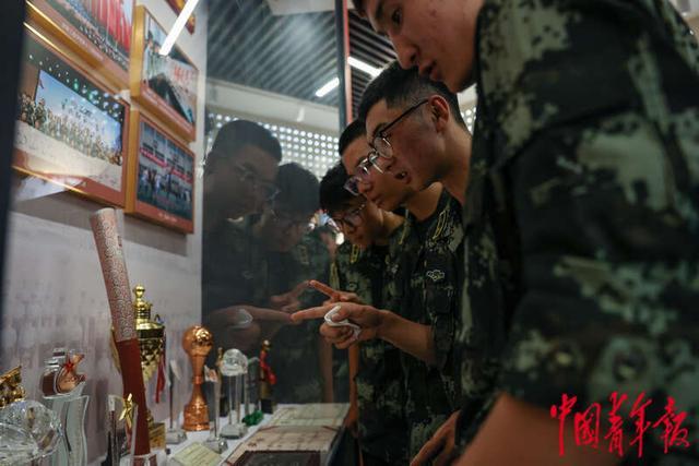 在武警工程大学 学生体验与武警的“零距离”