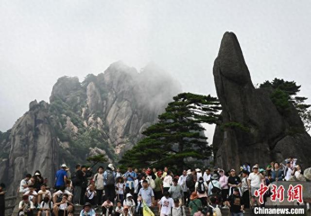 黄山风景区迎来暑期旅游高峰