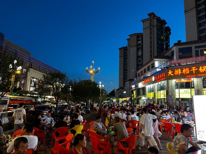 “夏日晚风”劲吹，贵安新区“夜经济”火热