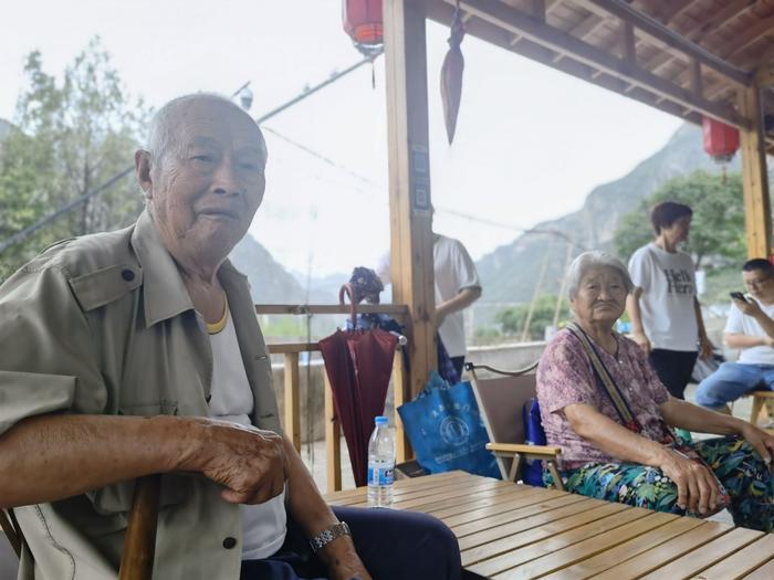 京西深山雁翅镇下马岭村安置点：村干部彻夜值守，老人集中安置