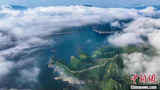 航拍河北宽城潘家口水库长城云海奇观