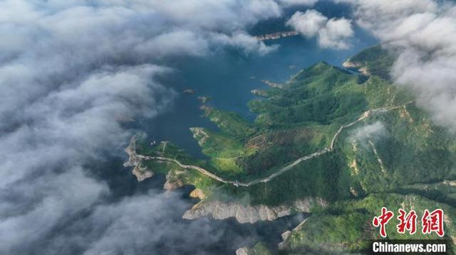 航拍河北宽城潘家口水库长城云海奇观