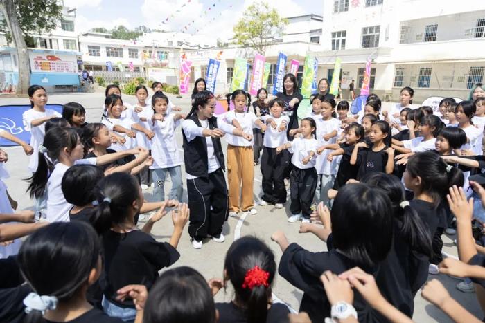 大山里的街舞课：用音乐和舞蹈让女孩们“撒开脚丫”