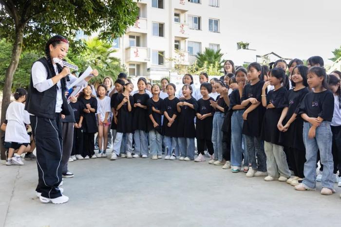 大山里的街舞课：用音乐和舞蹈让女孩们“撒开脚丫”