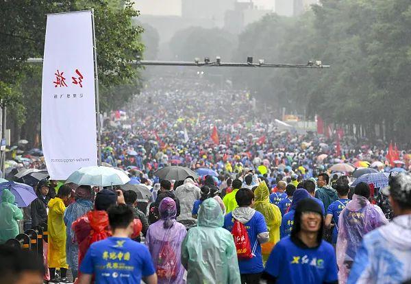 2018长春国际马拉松赛鸣枪开跑 上万选手冒雨参赛