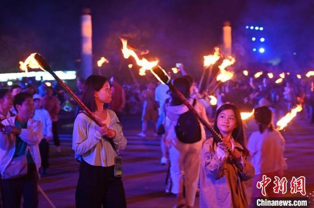 贵州六盘水海坪彝族火把节活动吸引游客