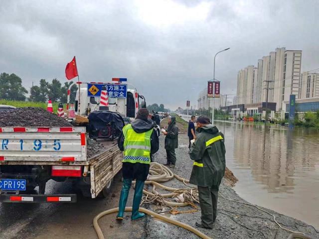 公主岭市范家屯镇：积极组织疏排抢修积水路段