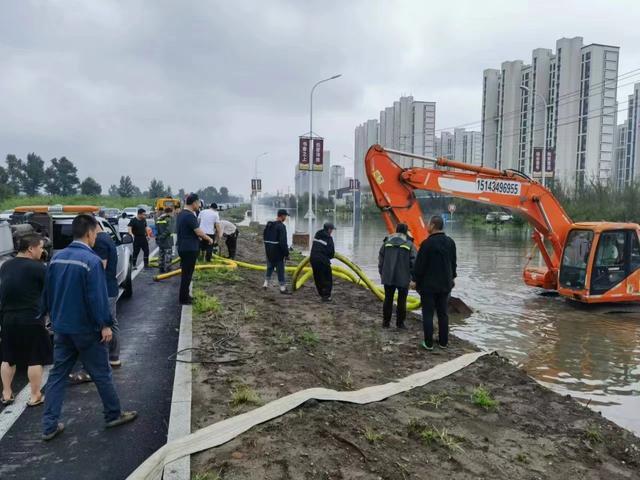 公主岭市范家屯镇：积极组织疏排抢修积水路段