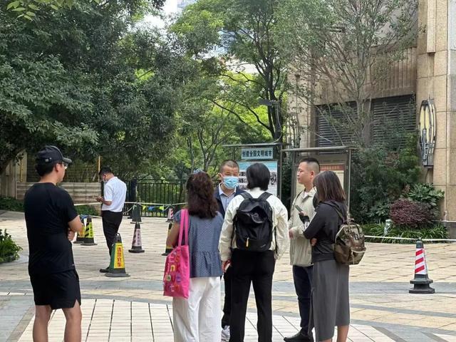 外卖员被小区外墙装饰砖砸中身亡，业主：19岁大学生兼职