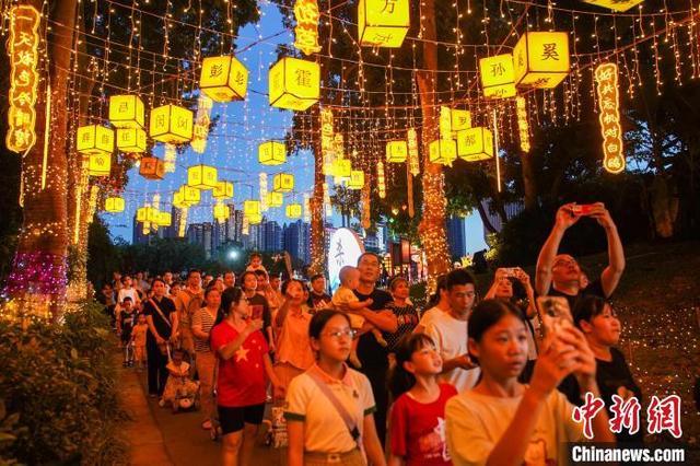 广西南宁市民观赏中医药文化灯光秀