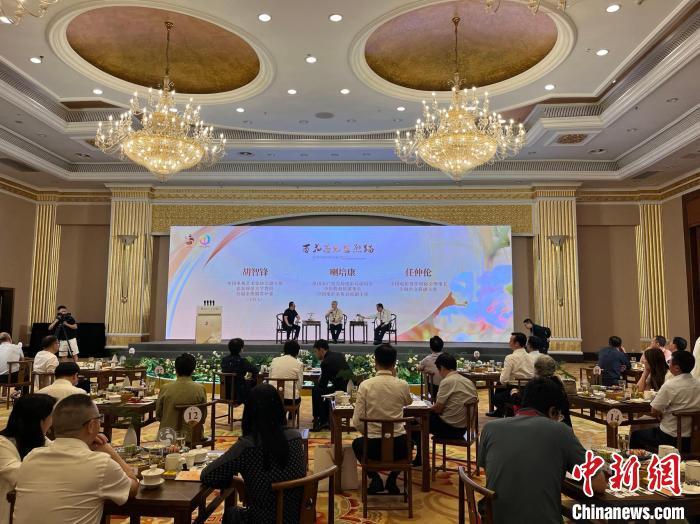 架“电影之桥”深化交流互鉴 “百花遇见金熊猫”文化沙龙在成都举行