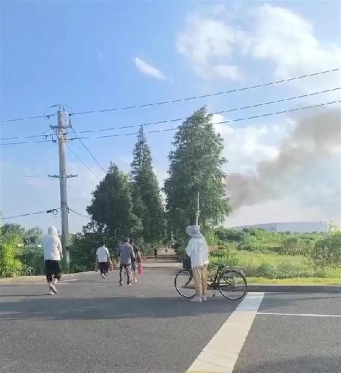 一飞机坠落起火？当地回应