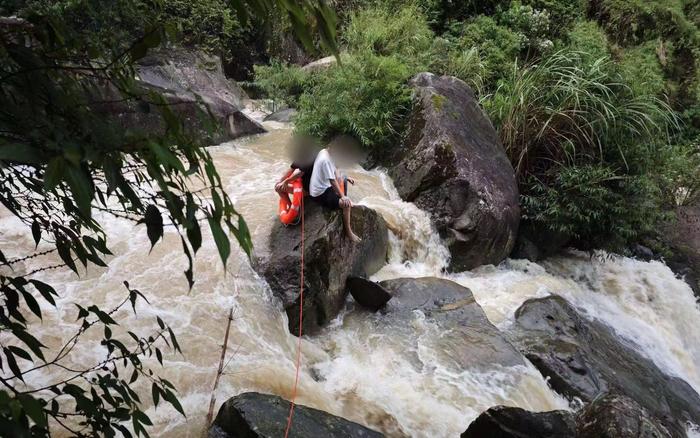 三名游客因暴雨被困景区，四川广安消防渡溪救援