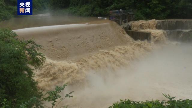 强降雨致陕西镇巴4条道路中断 紧急转移4218人