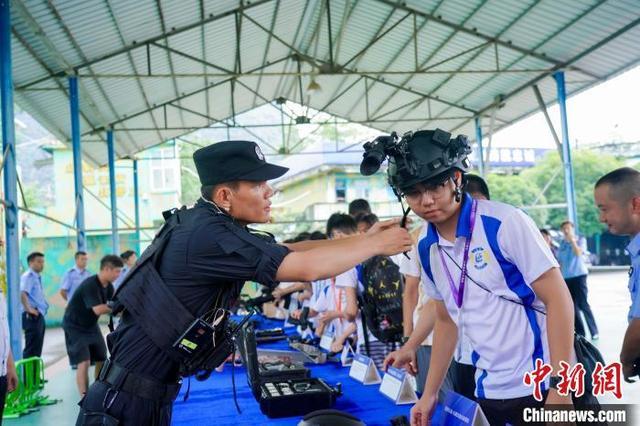 香港警务处九龙城警区少年警讯团参访桂林