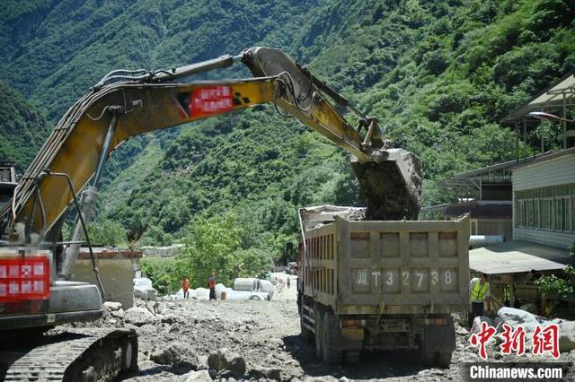 四川康定“8·03”山洪泥石流受灾的318国道应急通道抢通