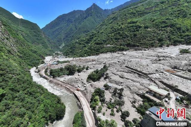 四川康定“8·03”山洪泥石流受灾的318国道应急通道抢通