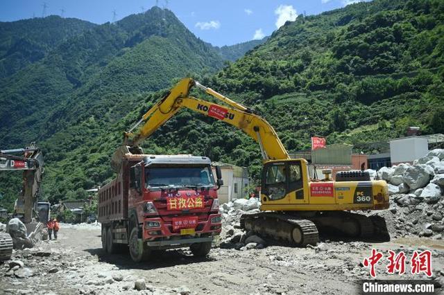 四川康定“8·03”山洪泥石流受灾的318国道应急通道抢通