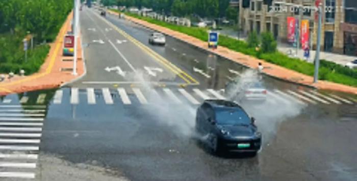 雨天这样开车？天津交警：罚！