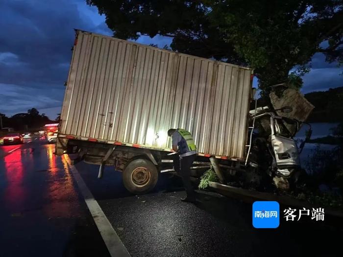 高速路两车相撞，车头都“烂”了，海南交警发布→