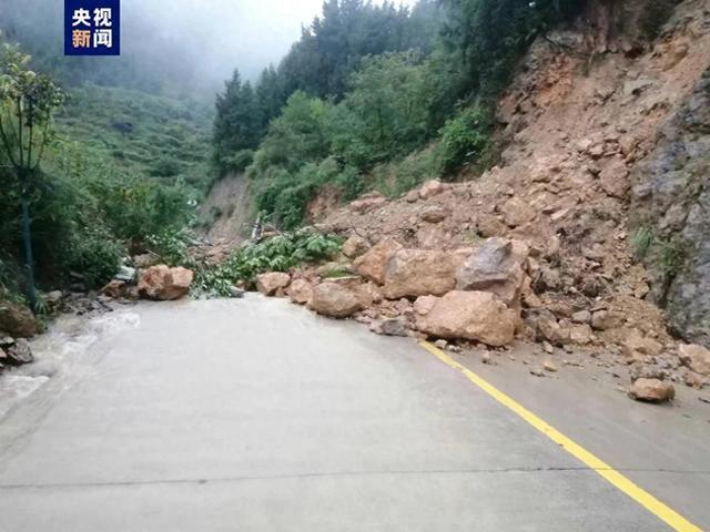 强降雨致陕西镇巴4条道路中断 紧急转移4218人