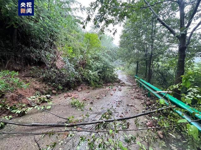 强降雨致陕西镇巴4条道路中断 紧急转移4218人