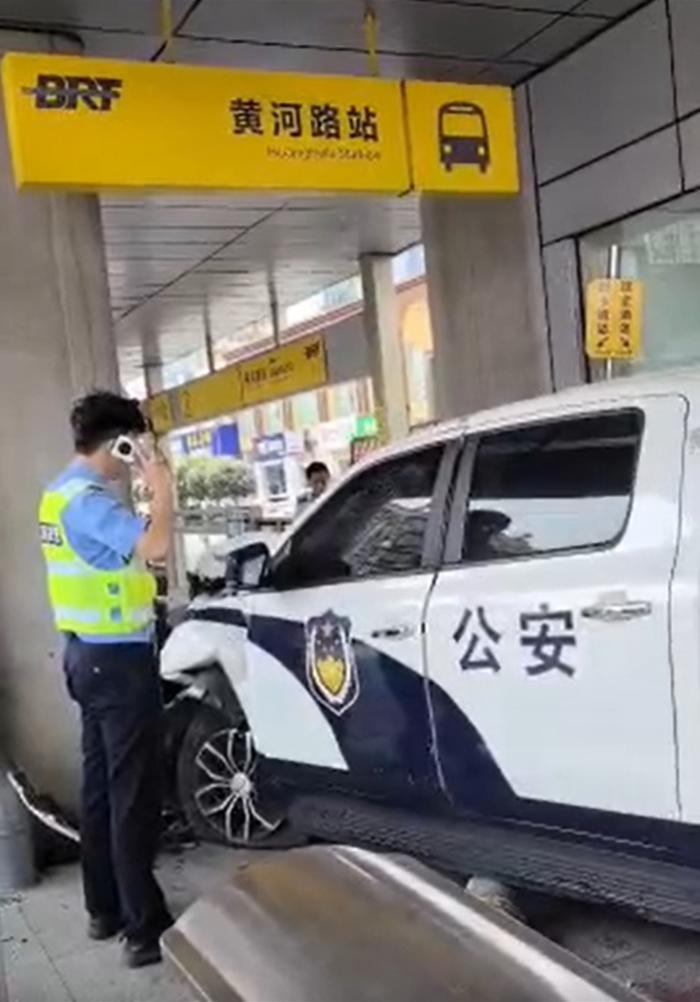 “警车冲入公交站”，当地回应了