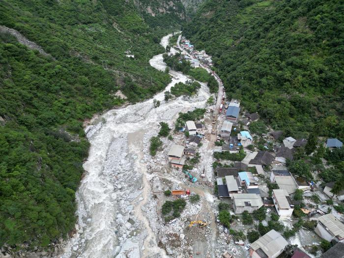 湃现场｜遭遇特大泥石流后的康定村庄