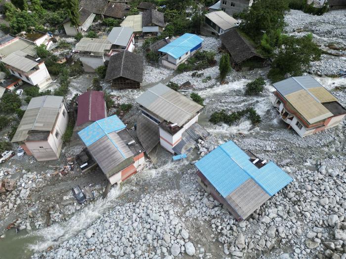 湃现场｜遭遇特大泥石流后的康定村庄