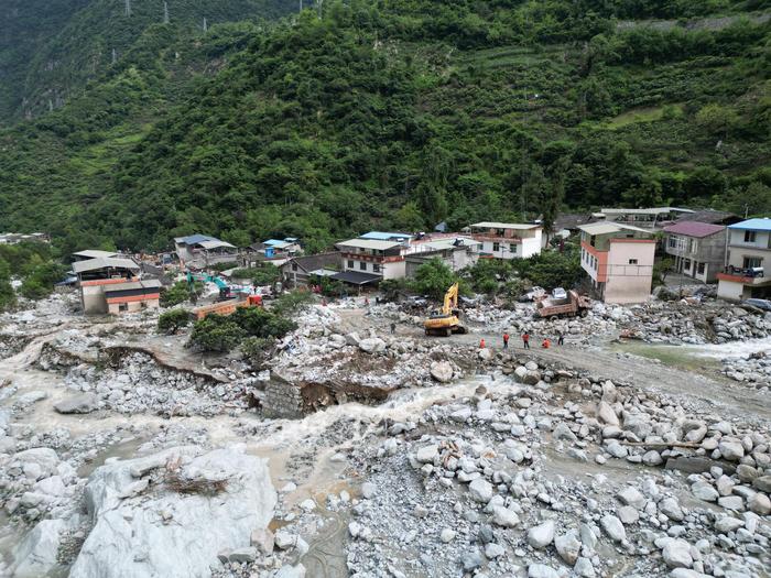 湃现场｜遭遇特大泥石流后的康定村庄