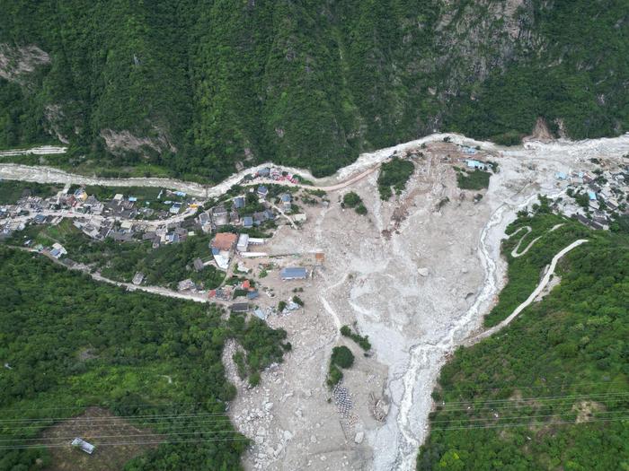 湃现场｜遭遇特大泥石流后的康定村庄