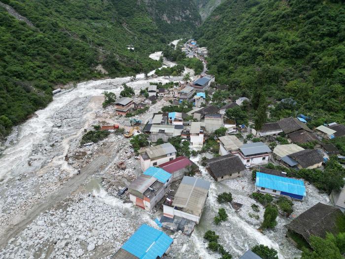 湃现场｜遭遇特大泥石流后的康定村庄